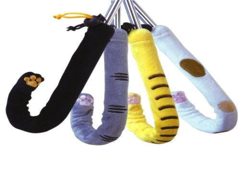 貓咪用爪印給房子蓋戳,綠色小屋滿是專屬印記