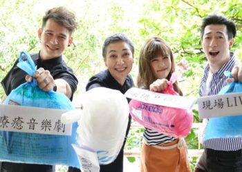 柯基幫主人看店叼塑膠袋送客,成社區「迎賓紅人」