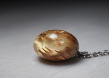 將寵物骨灰首飾戴在身上好嗎？心理層面與實用性探討