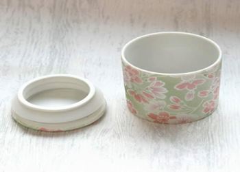 寵物骨灰懷念容器材質比較,木質陶瓷水晶各有優點喔