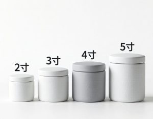 【圖說：不同尺寸的寵物骨灰壇擺放對比，由小到大排列】